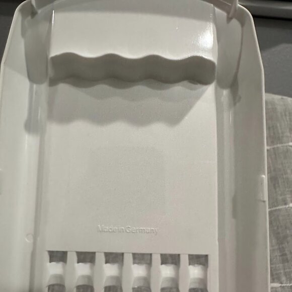 TupperWare FridgeSmart Medium Deep w grater/slicer add-on, Fresh Fridge Storage - Picture 11 of 11